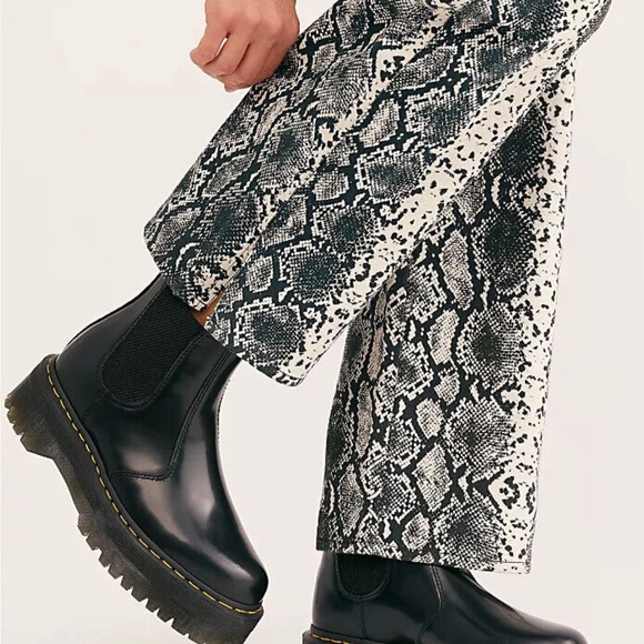 Dr. Martens Women's 2976 Quad Chelsea Boot - BlackSize: 8 - Picture 7 of 9